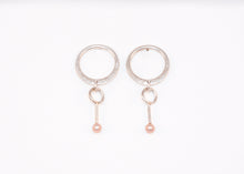 Load image into Gallery viewer, Boucles d&#39;oreilles rondes forgées avec perles
