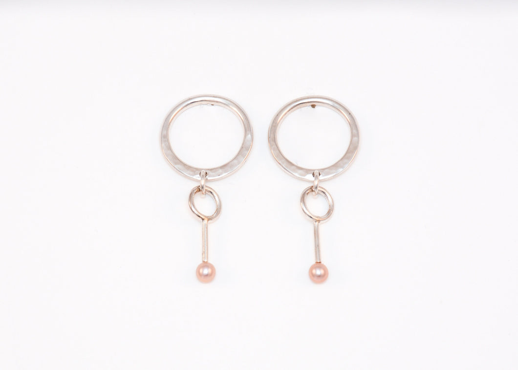 Boucles d'oreilles rondes forgées avec perles