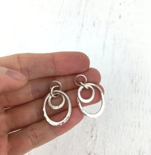 Load image into Gallery viewer, Boucles d&#39;oreilles ovales et rondes en argent
