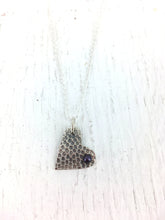 Load image into Gallery viewer, Pendentif coeur texturé en argent avec perle violet
