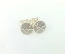 Load image into Gallery viewer, Boucles d&#39;oreilles rondes minimalistes en argent
