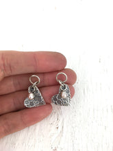 Charger l&#39;image dans la galerie, Boucles d&#39;oreilles coeurs pendants en argent avec perles roses
