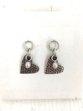 Charger l&#39;image dans la galerie, Boucles d&#39;oreilles coeurs pendants en argent avec perles roses
