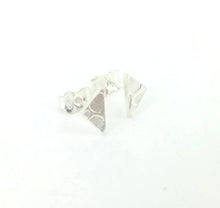 Load image into Gallery viewer, Boucles d&#39;oreilles triangles minimalistes en argent
