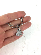 Load image into Gallery viewer, Bracelet coeur texturé en argent
