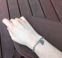 Load image into Gallery viewer, Bracelet coeur texturé en argent
