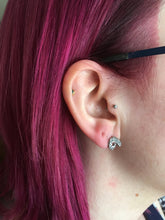 Load image into Gallery viewer, Boucles d&#39;oreilles minimalistes en argent
