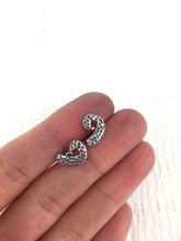 Load image into Gallery viewer, Boucles d&#39;oreilles minimalistes en argent
