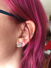 Load image into Gallery viewer, Boucles d&#39;oreilles minimalistes en argent
