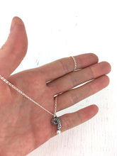 Load image into Gallery viewer, Pendentif minimaliste en argent
