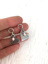 Charger l&#39;image dans la galerie, Boucles d&#39;oreilles coeurs pendants en argent avec perles roses
