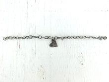 Load image into Gallery viewer, Bracelet coeur texturé en argent
