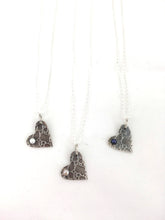 Charger l&#39;image dans la galerie, Pendentif coeur texturé en argent avec perle rose
