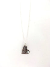 Charger l&#39;image dans la galerie, Pendentif coeur texturé en argent avec perle blanche
