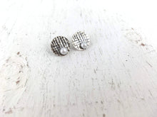 Load image into Gallery viewer, Boucles d&#39;oreilles rondes minimalistes avec perles
