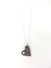 Charger l&#39;image dans la galerie, Pendentif coeur texturé en argent avec perle blanche
