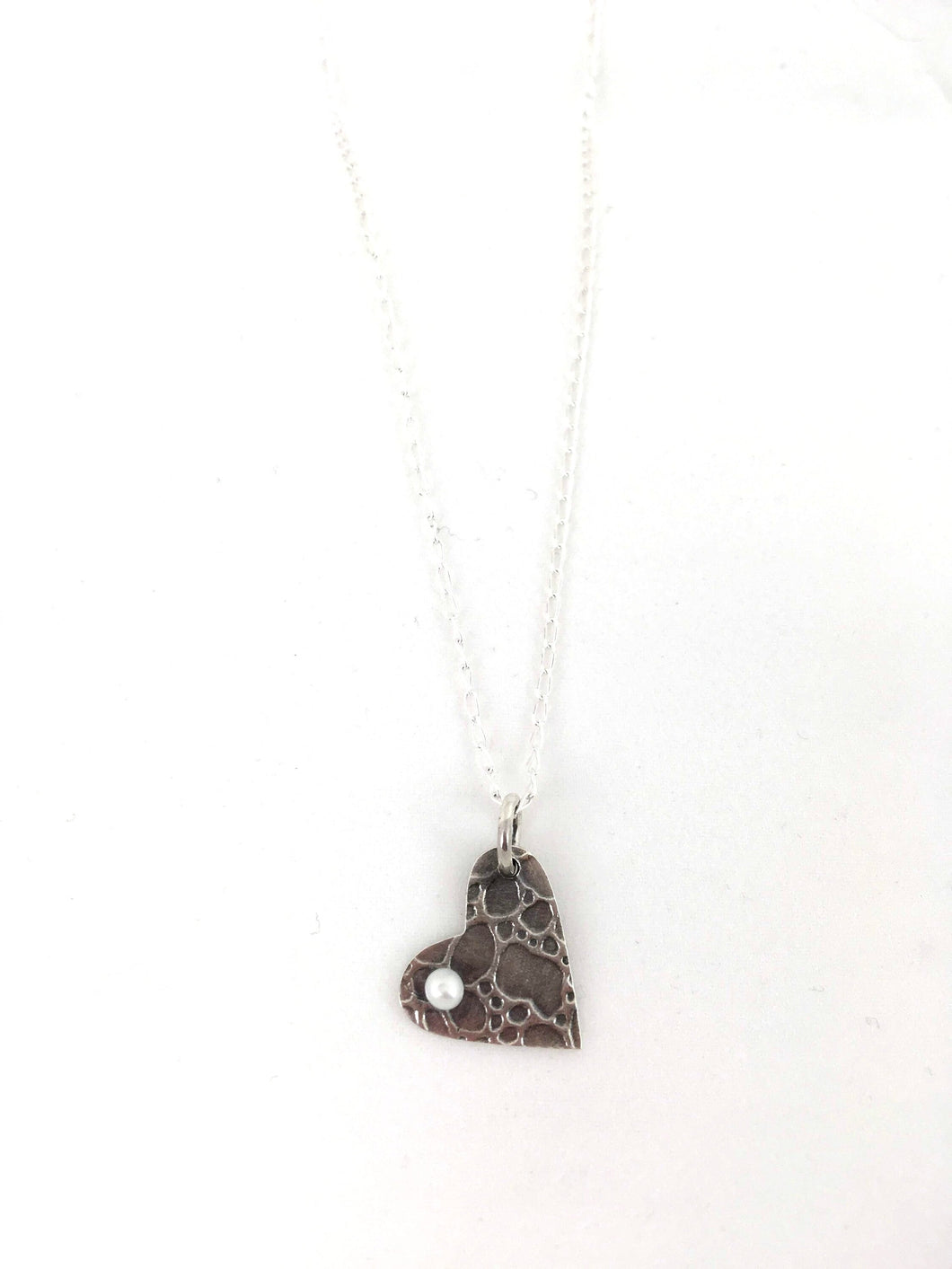 Pendentif coeur texturé en argent avec perle blanche