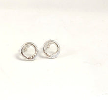 Charger l&#39;image dans la galerie, Boucles d&#39;oreilles rondes forgées en argent
