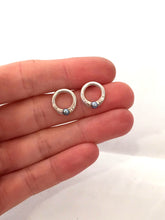 Load image into Gallery viewer, Boucles d&#39;oreilles en argent 925 texturées et forgées avec perles
