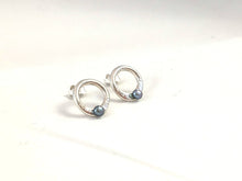 Load image into Gallery viewer, Boucles d&#39;oreilles en argent 925 texturées et forgées avec perles
