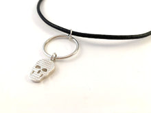 Load image into Gallery viewer, Pendentif tête de mort en argent

