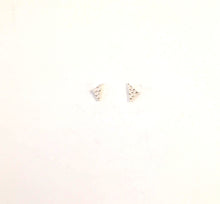 Load image into Gallery viewer, Boucles d&#39;oreilles triangles minimalistes en argent
