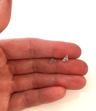 Load image into Gallery viewer, Boucles d&#39;oreilles triangles minimalistes en argent
