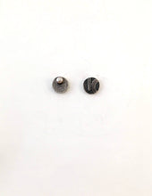 Charger l&#39;image dans la galerie, Boucles d&#39;oreilles rondes minimalistes avec perle

