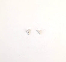 Load image into Gallery viewer, Boucles d&#39;oreilles triangles minimalistes en argent

