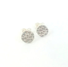 Load image into Gallery viewer, Boucles d&#39;oreilles rondes minimalistes en argent
