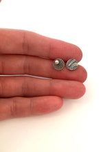 Charger l&#39;image dans la galerie, Boucles d&#39;oreilles rondes minimalistes avec perle

