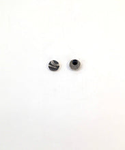 Charger l&#39;image dans la galerie, Boucles d&#39;oreilles rondes minimalistes avec perle
