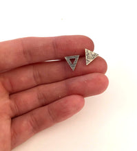 Load image into Gallery viewer, Boucles d&#39;oreilles triangles minimalistes en argent
