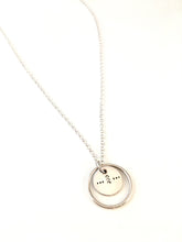 Load image into Gallery viewer, Pendentif rond en argent avec motifs poinçonnés
