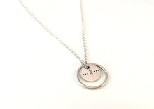 Load image into Gallery viewer, Pendentif rond en argent avec motifs poinçonnés
