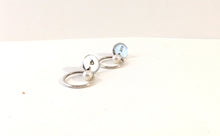 Load image into Gallery viewer, Boucles d&#39;oreilles rondes avec motif poinçonné et perle blanche
