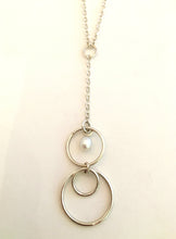 Load image into Gallery viewer, Collier anneaux avec perle en argent
