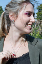 Load image into Gallery viewer, Boucles d&#39;oreilles rondes avec motif poinçonné et perle blanche
