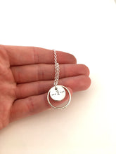 Load image into Gallery viewer, Pendentif rond en argent avec motifs poinçonnés
