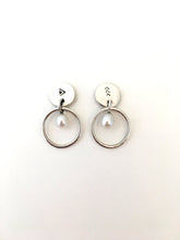 Load image into Gallery viewer, Boucles d&#39;oreilles rondes avec motif poinçonné et perle blanche
