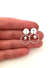 Load image into Gallery viewer, Boucles d&#39;oreilles rondes avec motif poinçonné et perle blanche

