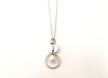 Charger l&#39;image dans la galerie, Pendentif en argent avec motif poinçonné et perle
