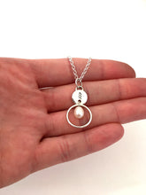 Charger l&#39;image dans la galerie, Pendentif en argent avec motif poinçonné et perle
