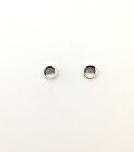 Load image into Gallery viewer, Boucles d&#39;oreilles délicates rondes en argent

