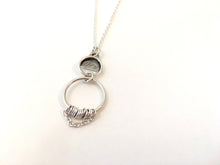 Load image into Gallery viewer, Pendentif rond en argent avec minis anneaux
