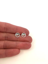 Load image into Gallery viewer, Boucles d&#39;oreilles délicates rondes en argent
