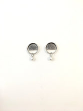 Load image into Gallery viewer, Boucles d&#39;oreilles rondes texturées en argent avec perle
