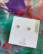 Load image into Gallery viewer, Boucles d&#39;oreilles rondes minimalistes en argent
