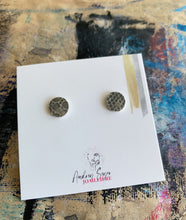 Charger l&#39;image dans la galerie, Boucles d&#39;oreilles rondes minimalistes en argent
