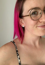 Charger l&#39;image dans la galerie, Boucles d&#39;oreilles minimalistes en argent
